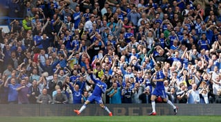 Eden Hazard celebrando su gol en la victoria del Chelsea sobre el Crystal Palace, lo que llevó al Chelsea a obtener el título de la Premier League. Chelsea se corona campeón en la Premier League inglesa