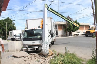 El percance de acuerdo con los peritos de Tránsito, se registró en la confluencia de avenida Hidalgo y calle Francisco I. Madero. (EL SIGLO DE TORREÓN)