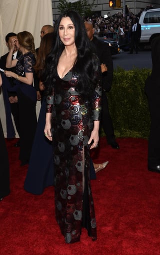 Cher deslumbró al desfilar por la alfombra roja. (EFE)