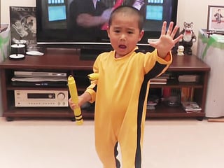 El infante sorprended con sus hábiles movimientos al mero estilo de Bruce Lee. (YOUTUBE)
