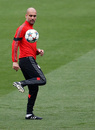 El director técnico español Pep Guardiola se dio tiempo de unas 'dominadas' de balón durante el entrenamiento de ayer del Bayern Munich. (AP)