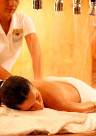 Para una primera vez en un spa, se recomienda el masaje holístico, en el que se usan aceites naturales; los movimientos deben ser rítmicos y suaves. (Archivo)