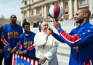 El Papa Francisco recibió a los Harlem Globetrotters en la Plaza de San Pedro, quienes lo invitaron a realizar malabares con el balón. (AP)