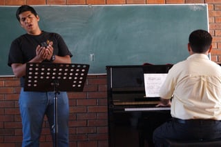 El joven.  José Luis Marrero Vargas, estudiante lagunero de música, representa a la región en concurso estatal de canto clásico.