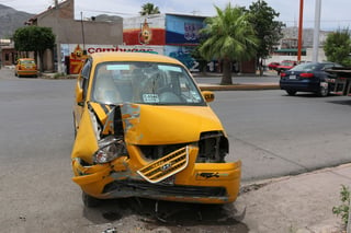 Golpe. Tras infartarse, el taxista impacta su vehículo en un poste de concreto de la CFE.