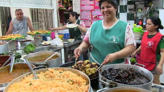 La necesidad de aprender a hacer de comer fue la que le permitió llevar su sazón al negocio ubicado a la entrada del mercado de Torreón. (SIGLO TV)