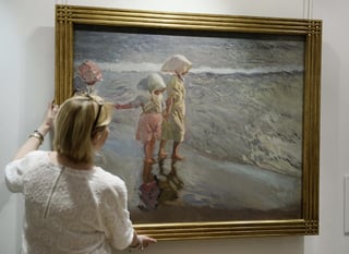 En la pintura, Sorolla representa tres niñas de la mano, en la orilla del agua. La composición se recorta fotográficamente, sin línea de horizonte, y mientras que una de ellas aparece a la izquierda más separada y en movimiento, las otras dos presentan una postura más estática contemplando los remolinos y las olas a sus pies. (EFE)