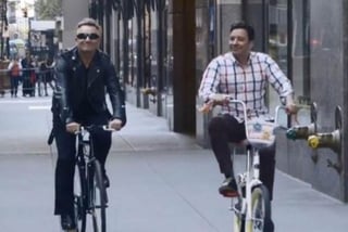 Programa. Bono, vocalista de U2 paseó en bicicleta por las calles de Nueva York con el conductor Jimmy Fallon.