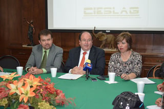 Cieslag. Omar Lozano, rector de UAL, Luis A. Dávila, presidente de Cieslag y Marta Argüelles de UANE anuncian premio. (Cortesía)