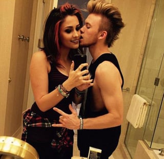 Con una nueva imagen, la joven aparece en una 'selfie' junto a su novio, el futbolista estadounidense Chester Castellaw, quien se ve dándole un beso en la mejilla. (Instagram)

