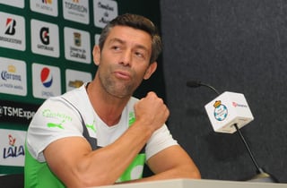 Pedro Caixinha, técnico del Santos, se mostró sereno en sus declaraciones un día antes de disputar otra liguilla en México. (Jesús Galindo)