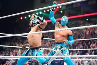 Los Lucha Dragons representan a México en WWE.