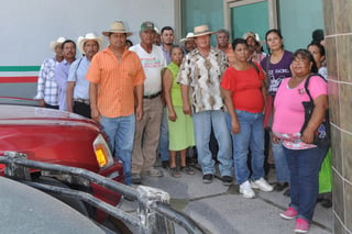 Protestan. Los productores se manifestaron en las oficinas de Financiera Rural y fueron atendidos por el encargado. (FABIOLA P. CANEDO)