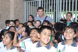 Muchos niños se pudieron tomar fotografías con jugadores del Santos Laguna durante la jornada de ayer. (Ramón Sotomayor)