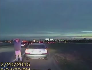 En el video se ve el momento de la detención del mexicano, y al aproximarse al oficial, éste abre fuego en su contra. (YouTube)