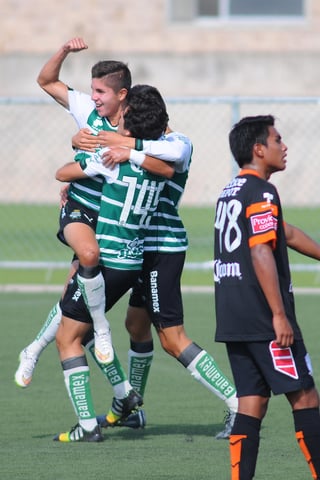 En un espectacular partido de volteretas, los Guerreritos del Santos Laguna categoría Sub 17 derrotaron la mañana de este martes a los Tuzos del Pachuca por marcador de 4 goles a 2.