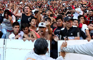 'Aficionados' del Atlas invadieron la cancha del Estadio Jalisco durante el juego contra Chivas. (EFE)