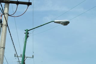 Cuestionó que el Municipio pretenda gastarse 160 millones de pesos en el cambio de 18 mil lámparas de alumbrado público a la tecnología Led, mientras que en la pasada administración, la ciudad de Durango invirtió sólo 86 millones en 26 mil luminarias. (ARCHIVO)
