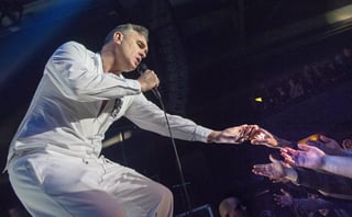 El cantante y compositor Morrissey, quien saltó a la fama en los 80 con la banda británica The Smiths, festeja este viernes su cumpleaños número 56, previo a ofrecer una serie de conciertos en Sídney, Australia. (ARCHIVO)