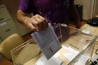 Adelanto. Un ciudadano español, depositó ayer su voto en una urna en Uruguay, para las elecciones del domingo.