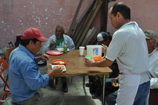 Desayuno. Las personas toman su desayuno en la Casita de Jesús y se llevan a sus hogares su comida cada jueves. (EL SIGLO DE TORREÓN)