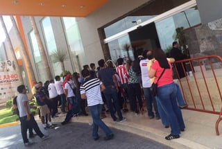 Algunos seguidores rojiblancos esperaban ayer a los jugadores de su equipo afuera del hotel de concentración en Torreón. Buscan boletos para la vuelta