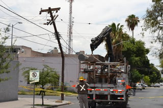 Trabajadores de la Comisión Federal de Electricidad repusieron el poste por uno de concreto. (EL SIGLO DE TORREÓN)