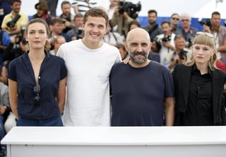 Exhibición. El director de cine Gaspar Noé  y los actores Aomi Muyock, Karl Glusman y Klara Kristin posan para los fotógrafos durante la presentación de la película Love en Cannes. (EFE)