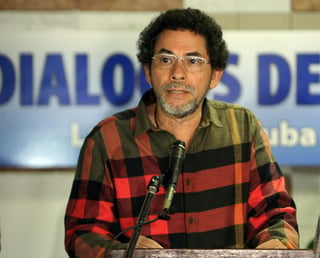 'Pastor Alape', uno de los negociadores de paz de las FARC en Cuba, advirtió de que la tregua unilateral del grupo armado 'se hace imposible' de mantener tras el 'degradante' bombardeo militar al campamento. (ARCHIVO)