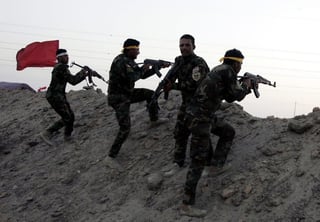 Acciones. En la imagen se observa el entrenamiento de las milicias chiíes dispuestas a luchar contra el Estado Islámico.