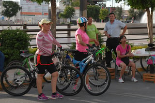 Actividad. El Colectivo de Mujeres Ciclistas Bicionarias los invitó a realizar un recorrido por las calles de la ciudad. (El Siglo de Torreón)