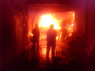 Pérdidas. El fuego consumió alrededor de dos toneladas de madera que se encontraban al interior del establecimiento. (El Siglo de Torreón)