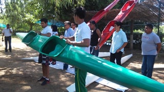 Apoyo. Deportistas lerdenses reciben kayaks el día de ayer en el parque Raymundo.