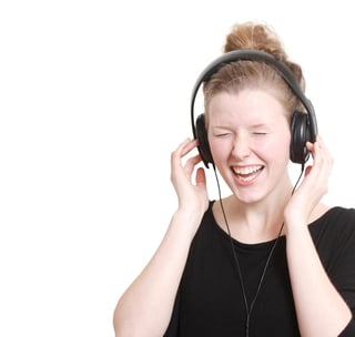 Escuchar música con volumen alto puede desencadenar un trauma acústico, una lesión que genera cierto grado de sordera que no puede recuperarse por completo, por lo que el daño se torna permanente. (ARCHIVO)