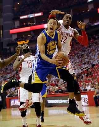 Stephen Curry sigue con una temporada de ensueño, ayer nuevamente fue el líder encestador del partido con 40 puntos.  (AP)