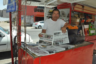 Oficio. Don Pepe ha dedicado más de 55 años de su vida a la venta de periódicos frente al 776 de la avenida Juárez. (GUADALUPE MIRANDA)