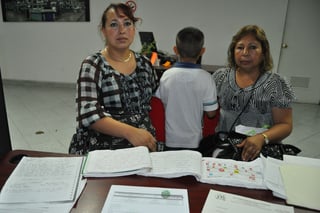 Enojo. Norma, Uriel y su abuela explicaron cómo fue que se dio la baja definitiva de la escuela. (GUADALUPE MIRANDA)