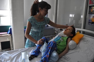 Elías de siete años de edad, sufre cuadriplejia desde hace más de cuatro años y desde entonces depende de un ventilador mecánico para vivir. (El Siglo de Torreón)