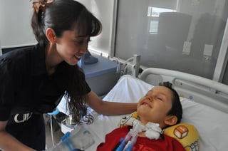 Atención. Sandra Velázquez, su madre, es quien atiende día y noche a su pequeño Elías desde que ingresó a la clínica 16 del IMSS. (GUADALUPE MIRANDA)