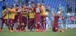Jugadores de la Roma celebran la victoria conseguida ayer contra la Lazio, con el triunfo, Roma aseguró puestos de Champions League. (EFE)