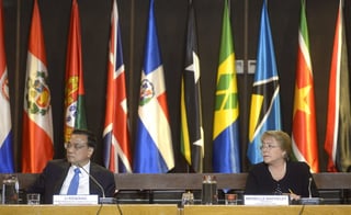 Economía bilateral. La mandataria de Chile, Michelle Bachelet (d) y el primer ministro de China, Li Keqiang (i), estuvieron presentes en la sede de la Comisión Económica para América Latina y el Caribe (Cepal).