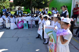 Participación. Niños reciben contentos las acciones de la Segunda Semana Nacional de Salud. (EL SIGLO DE TORREÓN)