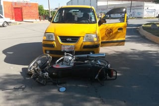 Chocan. Un taxi terminó arrollando a un motociclista a la altura de la colonia Aviación de Torreón.