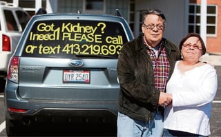 El mensaje en el auto de Neal Raisman dice: '¿Tienes un riñón? Necesito uno'. Incluye su número telefónico para quien esté interesado. (Especial)