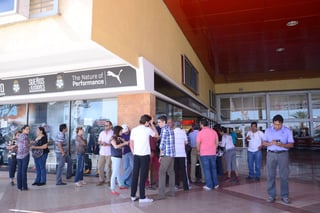 Afuera de distintos centros comerciales se pudo ver a los aficionados en busca de sus boletos para el partido de ida de la final. (Jesús Galindo López)