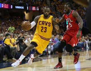LeBron James guió a los Cavaliers de Cleveland a la final de la NBA tras 'barrer' a los Halcones de Atlanta. (AP)