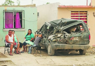 Larga espera. Miles de familias permanecen afuera de sus viviendas esperando el apoyo de las autoridades y de la comunidad.  (Ramón Sotomayor)