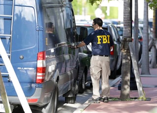 Los agentes del FBI a las afueras de las oficinas de Concacaf. (AP)