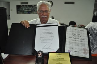 Trayectoria. Don Carlos Magallanes muestra los reconocimientos que recibió por parte del Presidente Enrique Peña Nieto. (GUADALUPE MIRANDA)