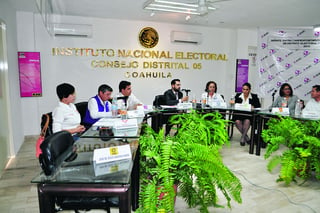 Encuentro. Ocho de nueve candidatos del distrito 05 participaron en el debate organizado por el INE. (FABIOLA P. CANEDO)